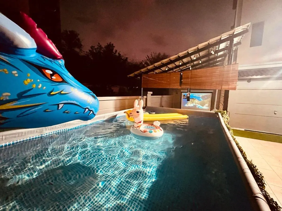 Βίλα Cozy Family Escape By Stayco - Pool, Ktv, Outdoor Cinema & Jacuzzi - Just 2 Mins To Beach Batu Feringgi Μαλαισία