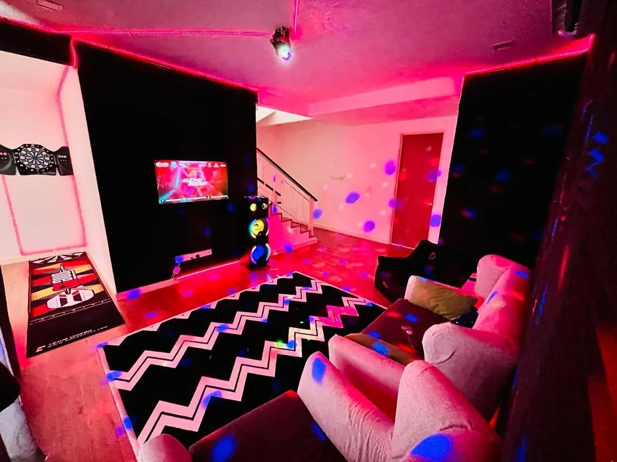 Cozy Family Escape By Stayco - Pool, Ktv, Outdoor Cinema & Jacuzzi - Just 2 Mins To Beach 峇都丁宜 0*,  马来西亚
